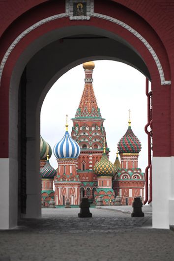 Вид Покровский собор (храм Василия Блаженного) на Красной площади.