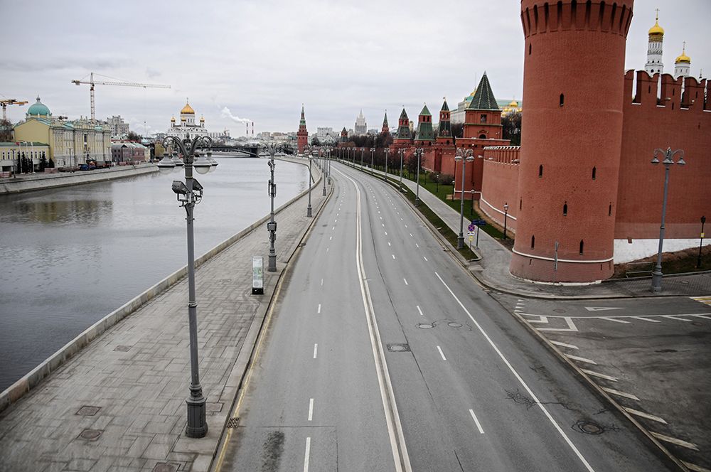 Кремлевская набережная Москва-реки.