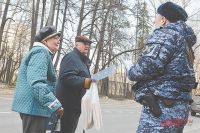 Сотрудники Росгвардии просят пожилых москвичей отказаться от прогулок на время эпидемии.