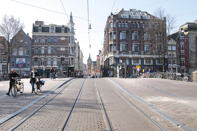 Жители Амстердама соблюдают дистанцию 1,5 м на практически пустых улицах.