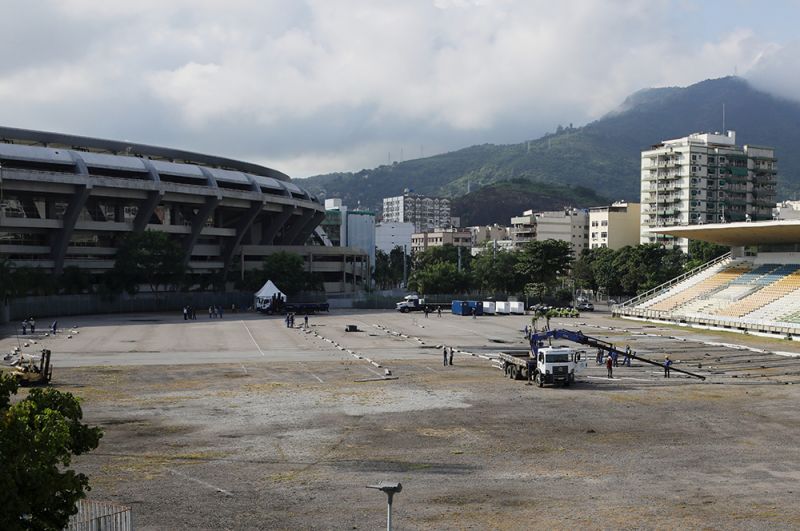 Строительство полевого госпиталя рядом со стадионом Маракана, принимавшим Олимпиаду-2016, в Рио-де-Жанейро, Бразилия.