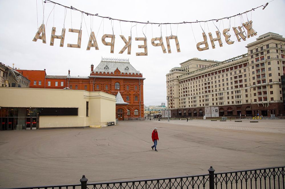 Мужчина у станции метро «Театральная».