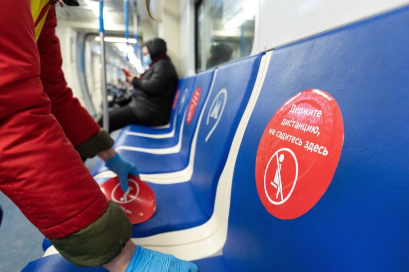 Стикеры, напоминающие о соблюдении дистанции пассажиров метро в связи с режимом самоизоляции.