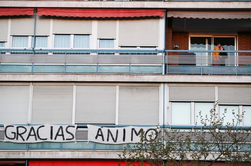 Надпись «Спасибо» на балконе в Мадриде, Испания.