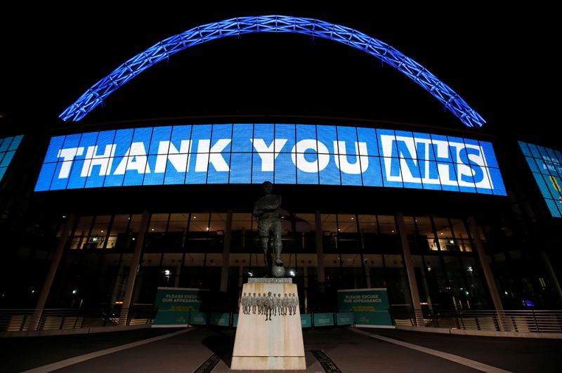 Сообщение «Спасибо, NHS» на стадионе Уэмбли в Лондоне.