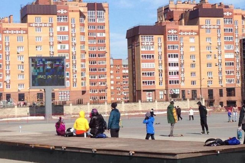 До введения режима самоизоляции на улицах было много народа.