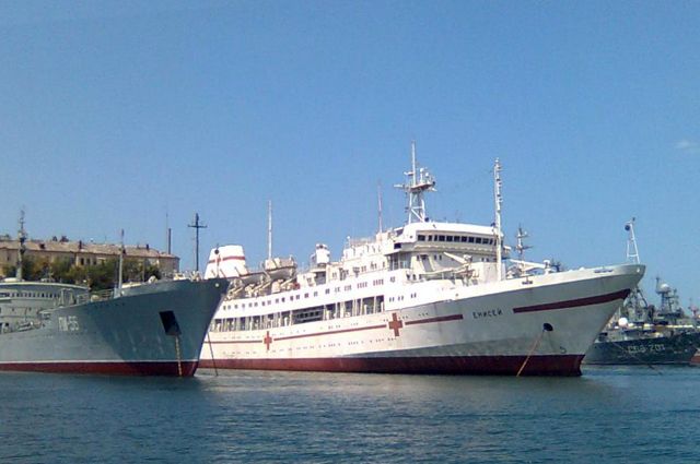 Госпитальное судно «Енисей» в Южной бухте Севастополя.