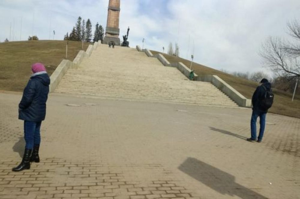 У Монумента дружбы народов.