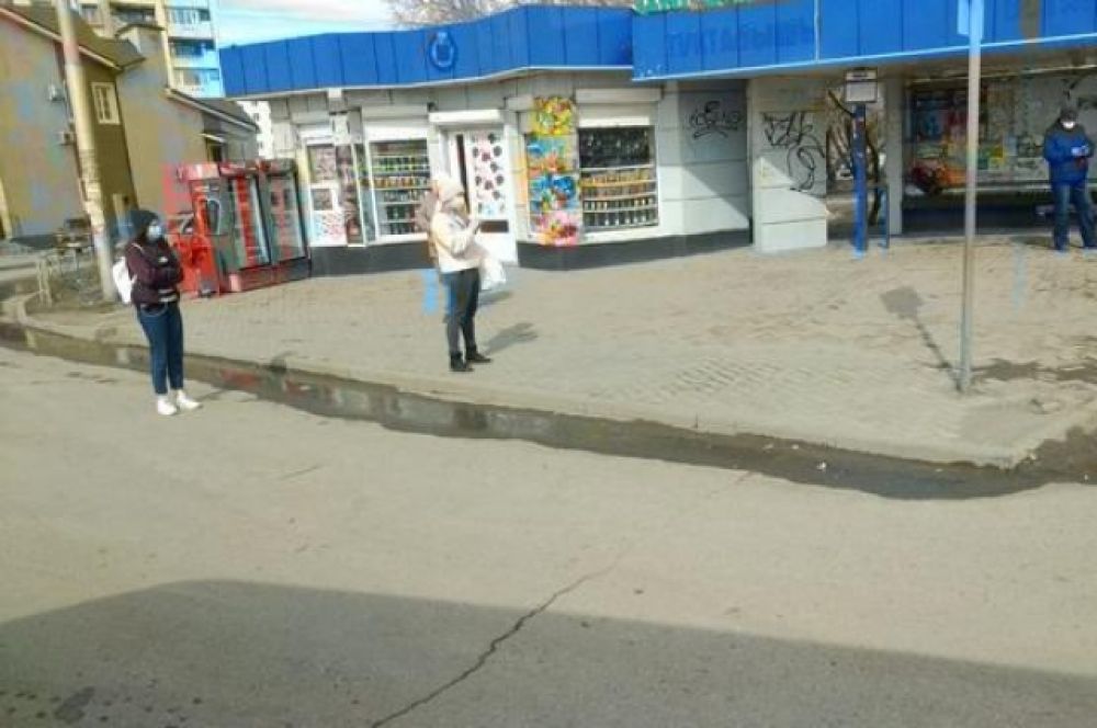 Маски носят очень многие.