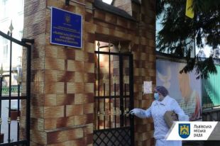 Во Львове у двух врачей зафиксировали COVID-19