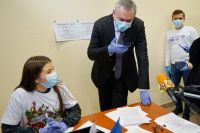 Губернатор Новосибирской области  побывал в общественной приёмной партии Единая Россия, где развернулся волонтёрский центр.