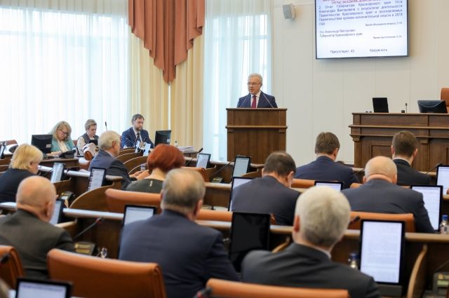 Ежегодный отчёт губернатора Красноярского края перед Законодательным собранием в этом году проходил в непростой обстановке.