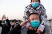 Мужчина отдает честь погибшим во время эпидемии коронавируса в Пекине.