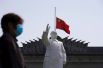 Приспущенный китайский флаг за памятником Мао Цзэдуну в Ухане.