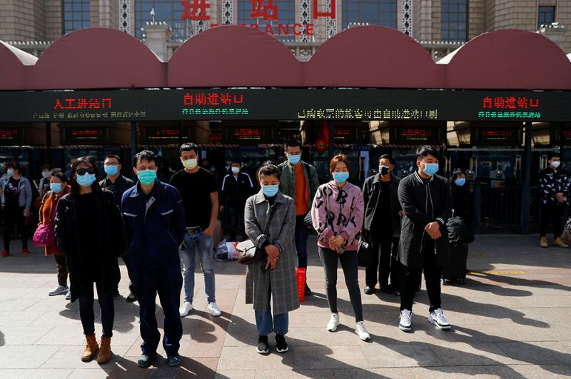 Жители Пекина во время минуты молчания.