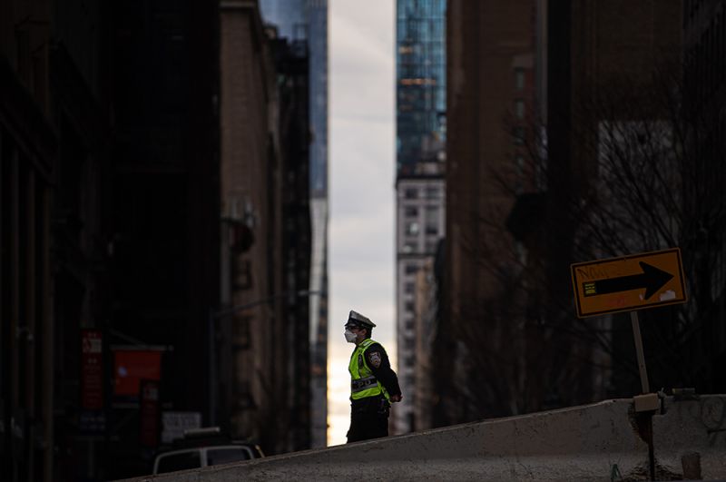 Полицейский на улицах Нью-Йорка.