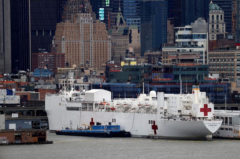 Плавучий госпиталь USNS Comfort у пристани на Манхэттене.