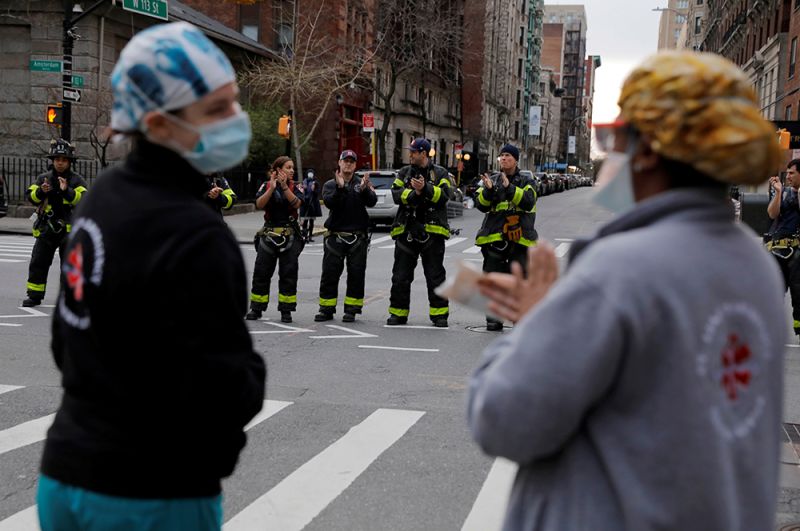 Пожарные Нью-Йорка аплодируют медицинским работникам.