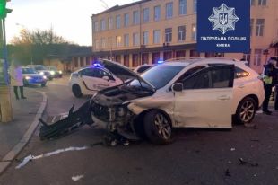 В Киеве угонщик авто проехал четыре перекрестка на красный и устроил ДТП