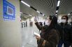 Пассажиры сканируют QR-коды перед тем, как сесть на поезд метро в Ухане.