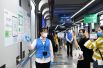 Пассажиры сканируют QR-коды на станции метро в Шэньчжэне.