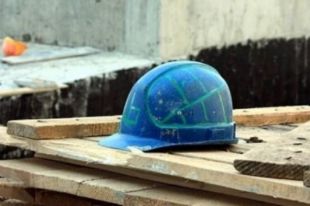 От полученных при падении телесных повреждений рабочий скончался на месте происшествия.