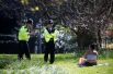 Полицейские в парке Сент-Джеймс в Лондоне просят жительницу покинуть его и оставаться дома.