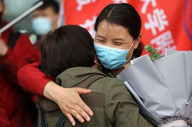 Последняя партия из 186 медицинских работников из провинции Хунань вернулась домой во вторник после оказания помощи в борьбе с пандемией COVID-19 в провинции Хубэй. 7 апреля 2020 г.