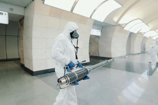 Ночью на смену малочисленным пассажирам приходят службы дезинфекции.
