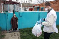 Волонтёр фонда «Вольное дело» доставил продукты для пенсионерки, находящейся в группе риска, в посёлке Вимовец Краснодарского края.