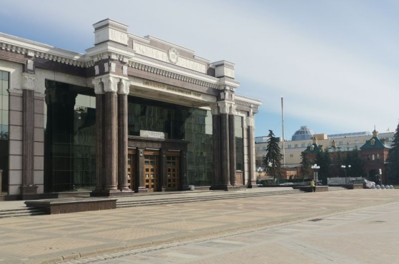 Опустела и площадь перед пензенским областным драматическим театром им. А.В. Луначарского.