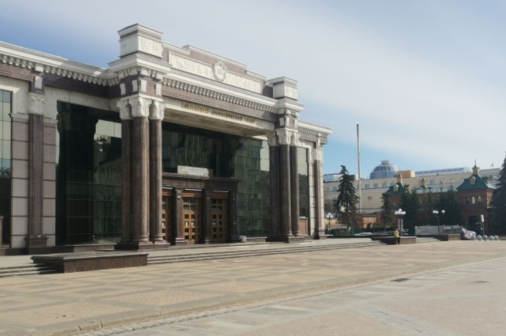 Опустела и площадь перед пензенским областным драматическим театром им. А.В. Луначарского.