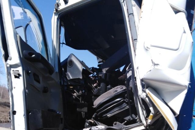 Сотрудники МЧС деблокировали зажатого в кабине водителя грузовика, ДТП произошло в Александровском районе.