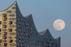 Луна над Эльбской филармонией в Гамбурге, Германия.