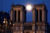 Луна над собором Нотр-Дам де Пари, Париж, Франция.