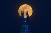 Луна над небоскребом «Осколок» в Лондоне, Великобритания.