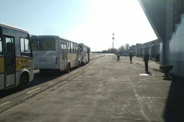 Пассажиров рейса увезли из аэропорта на автобусах, которые потом дезинфицируют. 