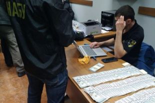 Чиновника ГФС поймали на взятке в 50 тысяч долларов