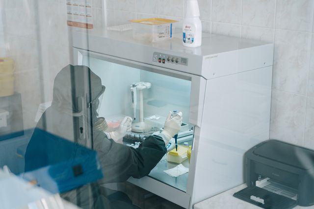 Ежедневно жителям Смоленской области, имеющим медицинские и эпидемиологические показания, проводят тесты на наличие новой коронавирусной инфекции. Полученный материал обрабатывают в трёх лабораториях.