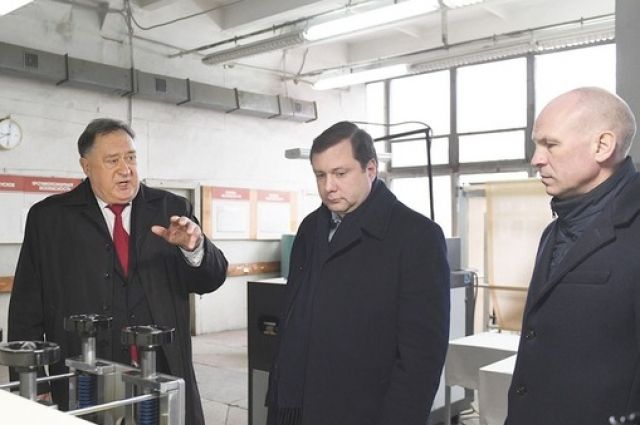 Директор завода Сергей Гольцов (на фото слева) рассказал губернатору (в центре), что на его предприятии ежемесячно можно производить около 400 тыс. масок.