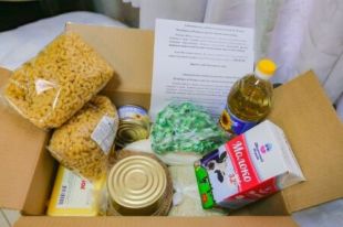Пенсионерам доставляют продукты на дом.