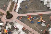 Огороженные сигнальной лентой детские площадки обнаружили в Октябрьском районе.