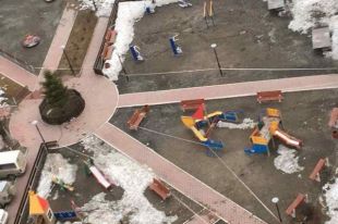 Огороженные сигнальной лентой детские площадки обнаружили в Октябрьском районе.