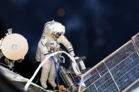 Космонавты выходят в открытый космос в темноте, чтобы не впасть в ступор.
