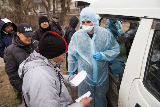 Волонтеры проекта "Другая медицина" помогают бездомным во время пандемии.