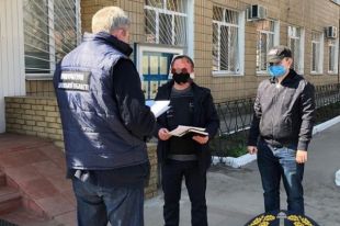 Правоохранитель требовал взятку за работу предприятия во время карантина