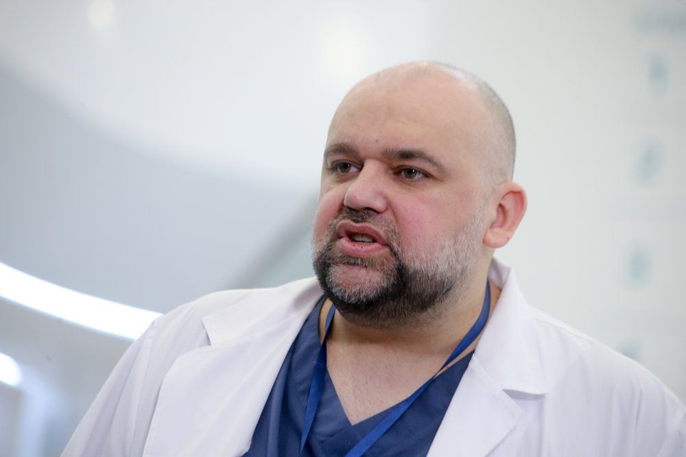 Денис Проценко, Россия. 31 марта у главврача Московской городской клинической больницы № 40 тест на коронавирус оказался положительным. Он самоизолировался в своем кабинете и продолжил дистанционно вести обходы, консультации больных.