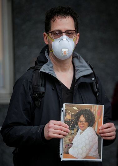 Тед Левайн, США. Работник больницы Маунт-Синай в Нью-Йорке. Он держит в руках фотографию своей коллеги, Феды Окран, медсестры, которая умерла от COVID-19.