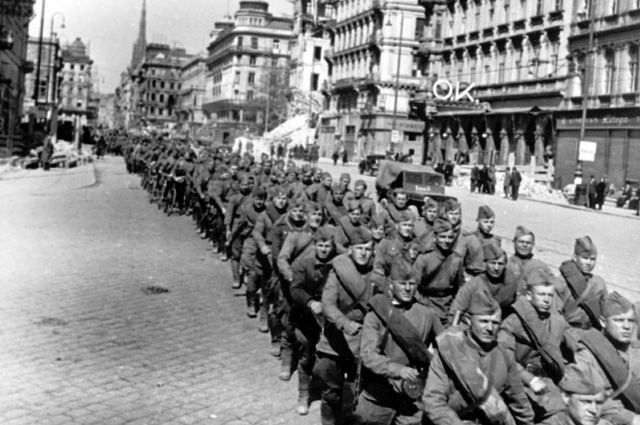 Советские войска во взятой Вене.