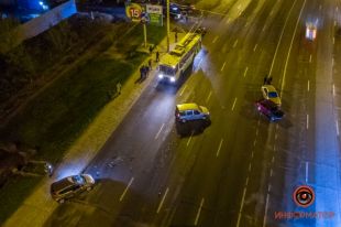 В Днепре столкнулись четыре автомобиля: движение на дороге заблокировано